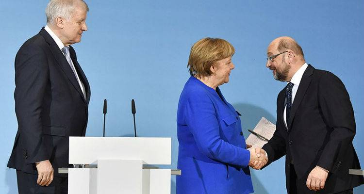 «Λευκός καπνός» στη Βόννη: Το κόμμα του Σουλτς είπε «ναι» στον συνασπισμό με τη Μέρκελ