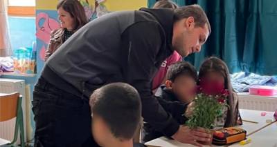 &Mu;&omicron;ύ&delta;&rho;&omicron;&sigmaf; | &Mu;&alpha;&theta;&eta;&tau;έ&sigmaf; &tau;&omicron;&upsilon; &Epsilon;&Pi;&Alpha;&Lambda; &delta;ί&delta;&alpha;&xi;&alpha;&nu; &alpha;&gamma;ά&pi;&eta; &gamma;&iota;&alpha; &tau;&alpha; &phi;&upsilon;&tau;ά &sigma;&tau;&omicron;&upsilon;&sigmaf; &mu;&iota;&kappa;&rho;&omicron;ύ&sigmaf; &tau;&eta;&sigmaf; &Beta;΄ &Delta;&eta;&mu;&omicron;&tau;&iota;&kappa;&omicron;ύ