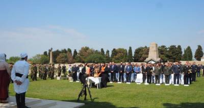 &Tau;&omicron; ANZAC DAY &tau;&iota;&mu;ή&theta;&eta;&kappa;&epsilon; &sigma;&tau;&eta; &Lambda;ή&mu;&nu;&omicron;
