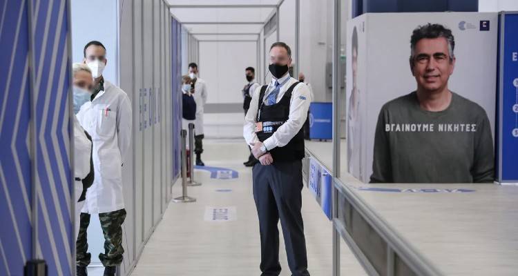 Ερευνούν 40.000 εμβολιασμούς στην Καρδίτσα, πώς δρούσε η υπάλληλος-κλειδί στο σκάνδαλο