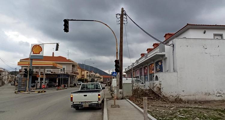 Μετά από τρεις μήνες, έτοιμος να λειτουργήσει ο φωτεινός σηματοδότης στην έξοδο της Μύρινας
