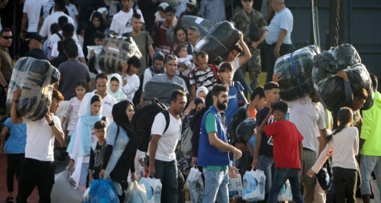 Θεσσαλονίκη: Έφτασε και το δεύτερο πλοίο από τη Λέσβο με τους πρόσφυγες | Πού θα μεταφερθούν οικογένειες και παιδιά