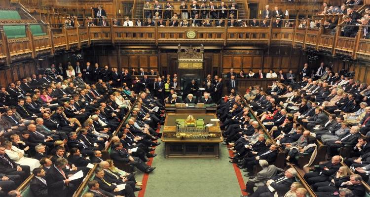 &Beta;&rho;&epsilon;&tau;&alpha;&nu;&iota;&kappa;ή &pi;&omicron;&lambda;&iota;&tau;&iota;&kappa;ή &sigma;&kappa;&eta;&nu;ή: &Pi;&rho;&omicron;&beta;&lambda;έ&psi;&epsilon;&iota;&sigmaf; &gamma;&iota;&alpha; έ&nu;&alpha; &kappa;&omicron;&iota;&nu;&omicron;&beta;&omicron;ύ&lambda;&iota;&omicron; &chi;&omega;&rho;ί&sigmaf; &alpha;&pi;ό&lambda;&upsilon;&tau;&eta; &pi;&lambda;&epsilon;&iota;&omicron;&psi;&eta;&phi;ί&alpha; &sigma;&tau;&iota;&sigmaf; &epsilon;&pi;ό&mu;&epsilon;&nu;&epsilon;&sigmaf; &epsilon;&kappa;&lambda;&omicron;&gamma;έ&sigmaf;