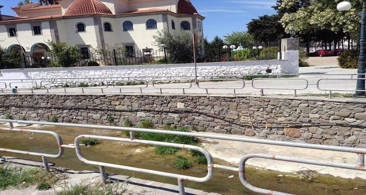 &Eta; &Delta;&eta;&mu;&omicron;&tau;&iota;&kappa;ή &Kappa;&omicron;&iota;&nu;ό&tau;&eta;&tau;&alpha; &Mu;ύ&rho;&iota;&nu;&alpha;&sigmaf; &laquo;&sigma;&eta;&kappa;ώ&nu;&epsilon;&iota; &mu;&alpha;&nu;ί&kappa;&iota;&alpha;&raquo; &kappa;&alpha;&iota; &xi;&epsilon;&kappa;&iota;&nu;ά &tau;&eta;&nu; &epsilon;&theta;&epsilon;&lambda;&omicron;&nu;&tau;&iota;&kappa;ή &tau;&eta;&sigmaf; &delta;&rho;ά&sigma;&eta; (photos)