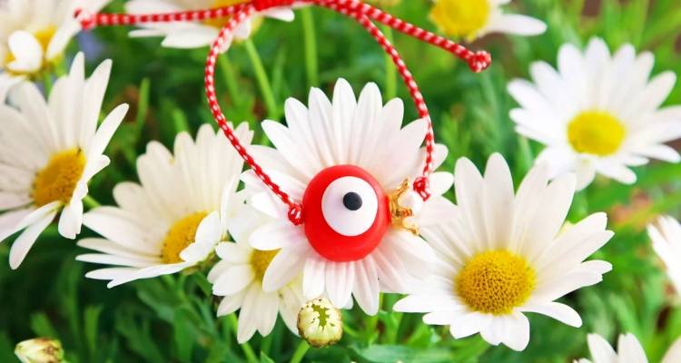 &Gamma;&iota;&alpha;&tau;ί &phi;&omicron;&rho;ά&mu;&epsilon; &alpha;&kappa;ό&mu;&alpha; &Mu;ά&rho;&tau;&eta;; &Tau;&omicron; &alpha;&rho;&chi;&alpha;ί&omicron; έ&theta;&iota;&mu;&omicron; &mu;&epsilon; &tau;&omicron; &kappa;ό&kappa;&kappa;&iota;&nu;&omicron;-&lambda;&epsilon;&upsilon;&kappa;ό &beta;&rho;&alpha;&chi;&iota;ό&lambda;&iota;