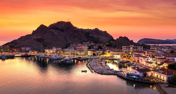 &Lambda;ή&mu;&nu;&omicron;&sigmaf;: &Tau;&omicron; &laquo;&kappa;&rho;&upsilon;&mu;&mu;έ&nu;&omicron; &delta;&iota;&alpha;&mu;ά&nu;&tau;&iota;&raquo; &tau;&omicron;&upsilon; &Alpha;&iota;&gamma;&alpha;ί&omicron;&upsilon; &pi;&omicron;&upsilon; &epsilon;ί&nu;&alpha;&iota; &beta;&gamma;&alpha;&lambda;&mu;έ&nu;&omicron; &alpha;&pi;ό &mu;&iota;&alpha; ά&lambda;&lambda;&eta; &epsilon;&pi;&omicron;&chi;ή