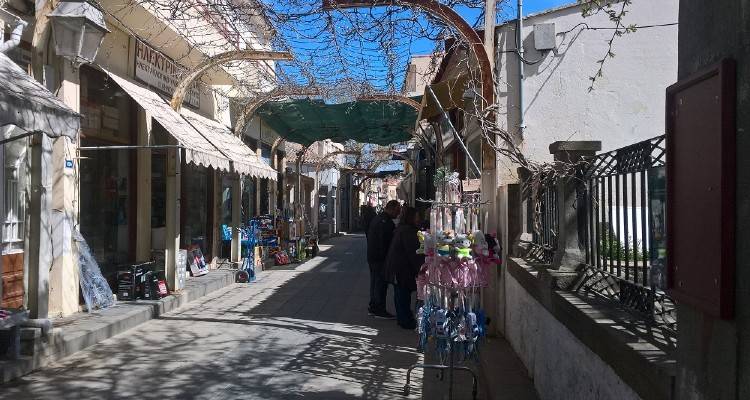 Κορωνοϊός: Κλείνουν εμπορικά καταστήματα την Τετάρτη | Σε καραντίνα όσοι έρχονται στην Ελλάδα