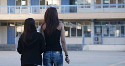 &Sigma;&chi;&omicron;&lambda;&epsilon;ί&alpha;: &Mu;&epsilon; &alpha;&nu;&tau;&iota;&sigma;&eta;&pi;&tau;&iota;&kappa;ό &eta; &epsilon;&pi;&iota;&sigma;&tau;&rho;&omicron;&phi;ή &sigma;&tau;&alpha; &theta;&rho;&alpha;&nu;ί&alpha;, &nu;&omega;&rho;ί&tau;&epsilon;&rho;&alpha; &eta; έ&nu;&alpha;&rho;&xi;&eta; &tau;&eta;&sigmaf; &sigma;&chi;&omicron;&lambda;&iota;&kappa;ή&sigmaf; &chi;&rho;&omicron;&nu;&iota;ά&sigmaf; | &Omicron;&lambda;&epsilon;&sigmaf; &omicron;&iota; &lambda;&epsilon;&pi;&tau;&omicron;&mu;έ&rho;&epsilon;&iota;&epsilon;&sigmaf;