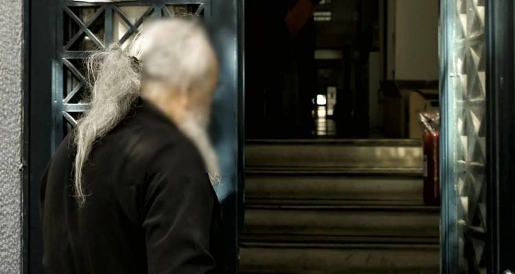 Αυτός είναι ο ηγούμενος που ξεπουλούσε θρησκευτικά κειμήλια | Οδηγήθηκε στον εισαγγελέα, τον «ξήλωσε» η Μητρόπολη Καλαβρύτων