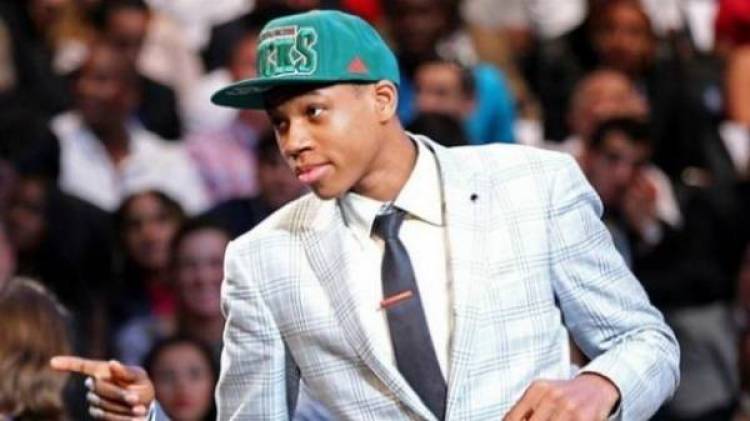 Ο ζητιάνος δημοσιότητας Σαμαράς θα βραβεύσει τον Αντετοκούνμπο τον οποίο δεσμευόταν ότι θα απελάσει