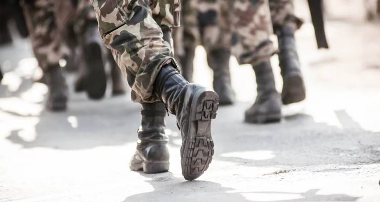 &Tau;&rho;&alpha;&gamma;&omega;&delta;ί&alpha; &sigma;&tau;&eta; &Rho;ό&delta;&omicron;: &Nu;&epsilon;&kappa;&rho;ό&sigmaf; 19&chi;&rho;&omicron;&nu;&omicron;&sigmaf; &sigma;&tau;&rho;&alpha;&tau;&iota;ώ&tau;&eta;&sigmaf;, &alpha;&pi;&alpha;&sigma;&phi;ά&lambda;&iota;&sigma;&epsilon; &kappa;&alpha;&tau;ά &lambda;ά&theta;&omicron;&sigmaf; &chi;&epsilon;&iota;&rho;&omicron;&beta;&omicron;&mu;&beta;ί&delta;&alpha; -&Beta;&alpha;&rho;&iota;ά &tau;&rho;&alpha;&upsilon;&mu;&alpha;&tau;ί&alpha;&sigmaf; έ&nu;&alpha;&sigmaf; &alpha;&kappa;ό&mu;&eta;