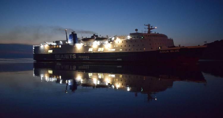 Aqua Blue: &Delta;&epsilon;&mu;έ&nu;&omicron; &sigma;&tau;&eta;&nu; &Kappa;&alpha;&beta;ά&lambda;&alpha; &tau;&omicron; &pi;&lambda;&omicron;ί&omicron;