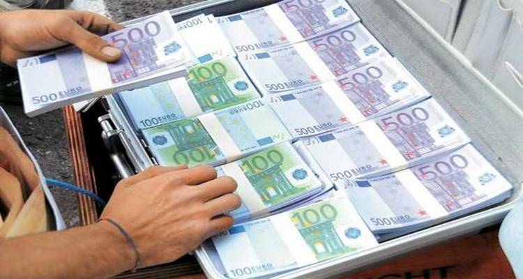 &Eta; &Epsilon;&lambda;&lambda;ά&delta;&alpha; &chi;ά&nu;&epsilon;&iota; 14,6 &delta;&iota;&sigma;. &epsilon;&upsilon;&rho;ώ &alpha;&pi;ό &tau;&eta;&nu; 1&eta; &Iota;&omicron;&upsilon;&lambda;ί&omicron;&upsilon;