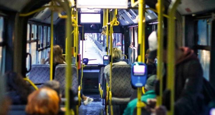 Γλυφάδα: Αλλοδαπός σε λεωφορείο κατέβασε το παντελόνι του μπροστά σε ανήλικα | Τον έσπρωξε επιβάτης, χτύπησε στο κεφάλι