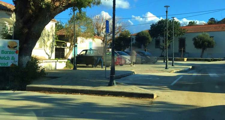 «Η πλατεία Τσιμανδρίων έχει μετατραπεί σε παρκινγκ»