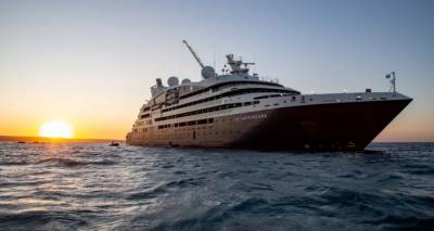 &Tau;&omicron; mega yacht "Le Lap&eacute;rouse" &alpha;&nu;&alpha;&mu;έ&nu;&epsilon;&tau;&alpha;&iota; &tau;&iota;&sigmaf; &epsilon;&pi;ό&mu;&epsilon;&nu;&epsilon;&sigmaf; &eta;&mu;έ&rho;&epsilon;&sigmaf; &sigma;&tau;&eta; &Lambda;ή&mu;&nu;&omicron;