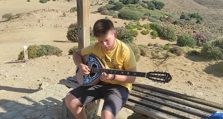 «Ζορμπάς» στις Αμμοθίνες Λήμνου | Ο εμβληματικός ήχος της χώρας αντηχεί στο πιο ιδιαίτερο τοπίο της Λήμνου (video)