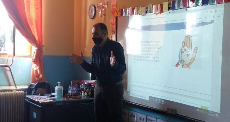 «Μάθημα» για τον Covid -19 από το Θωμά Λούκα στους μαθητές του Μούδρoυ