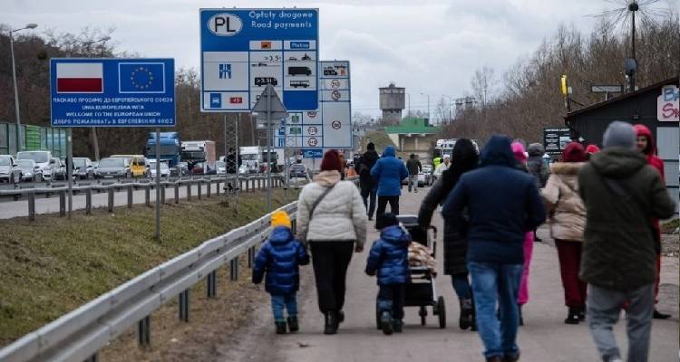 &Pi;ά&nu;&omega; &alpha;&pi;ό 300.000 &Omicron;&upsilon;&kappa;&rho;&alpha;&nu;&omicron;ί έ&chi;&omicron;&upsilon;&nu; &delta;&iota;&alpha;&phi;ύ&gamma;&epsilon;&iota; &sigma;&epsilon; &chi;ώ&rho;&epsilon;&sigmaf; &tau;&eta;&sigmaf; &Epsilon;&Epsilon; &gamma;&iota;&alpha; &nu;&alpha; &gamma;&lambda;&iota;&tau;ώ&sigma;&omicron;&upsilon;&nu;