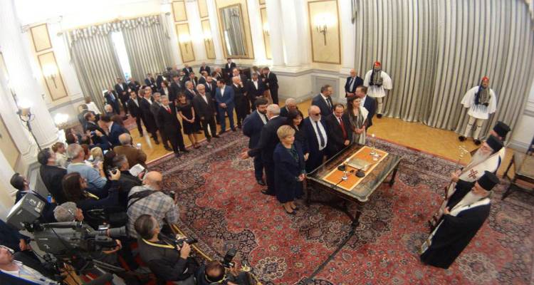 &Omicron;&rho;&kappa;ί&sigma;&tau;&eta;&kappa;&epsilon; &eta; &nu;έ&alpha; &kappa;&upsilon;&beta;έ&rho;&nu;&eta;&sigma;&eta; &tau;&omicron;&upsilon; &Alpha;&lambda;έ&xi;&eta; &Tau;&sigma;ί&pi;&rho;&alpha; (photos)