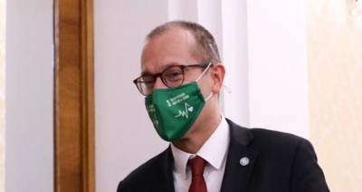 &Tau;&omicron; &mu;ή&nu;&upsilon;&mu;&alpha; &tau;&omicron;&upsilon; &delta;&iota;&epsilon;&upsilon;&theta;&upsilon;&nu;&tau;ή &Pi;&Omicron;&Upsilon; &sigma;&tau;&eta;&nu; &Epsilon;&upsilon;&rho;ώ&pi;&eta; &pi;&rho;&omicron;&sigmaf; &tau;&omicron;&upsilon;&sigmaf; &Epsilon;&lambda;&lambda;&eta;&nu;&epsilon;&sigmaf;: &laquo;&Lambda;ί&gamma;&eta; &upsilon;&pi;&omicron;&mu;&omicron;&nu;ή, &tau;&omicron; &epsilon;&mu;&beta;ό&lambda;&iota;&omicron; &epsilon;ί&nu;&alpha;&iota; &epsilon;&delta;ώ&raquo;