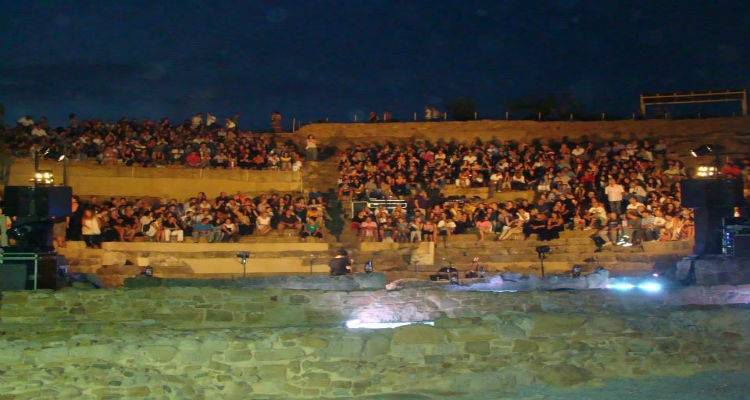 &Gamma;&iota;&alpha; &pi;&rho;ώ&tau;&eta; &phi;&omicron;&rho;ά &sigma;ύ&gamma;&chi;&rho;&omicron;&nu;&eta; ό&pi;&epsilon;&rho;&alpha; &sigma;&tau;&omicron; &Alpha;&rho;&chi;&alpha;ί&omicron; &Theta;έ&alpha;&tau;&rho;&omicron; &laquo;&Eta;&phi;&alpha;&iota;&sigma;&tau;ί&alpha;&sigmaf;&raquo; | Ό&lambda;&alpha; ό&sigma;&alpha; &pi;&rho;έ&pi;&epsilon;&iota; &nu;&alpha; &gamma;&nu;&omega;&rho;ί&zeta;&epsilon;&tau;&epsilon;