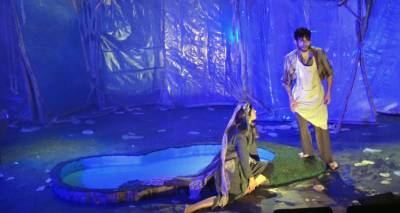 &Eta; &pi;&alpha;&rho;ά&sigma;&tau;&alpha;&sigma;&eta; &laquo;&Tau;&alpha; &pi;&alpha;&rho;&alpha;&mu;ύ&theta;&iota;&alpha; &tau;&omega;&nu; &Alpha;&delta;&epsilon;&lambda;&phi;ώ&nu; &Gamma;&kappa;&rho;&iota;&mu;&raquo; &sigma;&tau;&omicron; 1&omicron; &Mu;&omicron;&upsilon;&sigma;&iota;&kappa;&omicron;&theta;&epsilon;&alpha;&tau;&rho;&iota;&kappa;ό &Phi;&epsilon;&sigma;&tau;&iota;&beta;ά&lambda; &Lambda;ή&mu;&nu;&omicron;&upsilon;