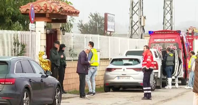&Tau;&rho;&alpha;&gamma;&omega;&delta;ί&alpha; &sigma;&tau;&eta; &Sigma;&alpha;&rho;&alpha;&gamma;ό&sigma;&alpha;: &Xi;έ&sigma;&pi;&alpha;&sigma;&epsilon; &phi;&omega;&tau;&iota;ά &sigma;&epsilon; &omicron;ί&kappa;&omicron; &epsilon;&upsilon;&gamma;&eta;&rho;ί&alpha;&sigmaf; -&Tau;&omicron;&upsilon;&lambda;ά&chi;&iota;&sigma;&tau;&omicron;&nu; 10 &nu;&epsilon;&kappa;&rho;&omicron;ί
