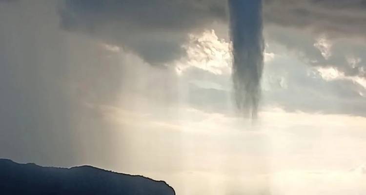 Εντυπωσιακός διπλός υδροστρόβιλος στον Σαρωνικό ανάμεσα σε Αγκίστρι και Αίγινα -Απίστευτες εικόνες