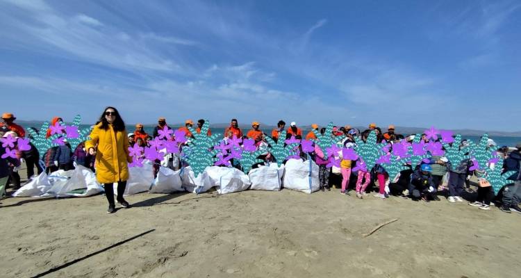 &Sigma;&epsilon; &ldquo;&tau;&upsilon;&phi;ώ&nu;&alpha;&rdquo; &mu;&epsilon;&tau;&alpha;&tau;&rho;ά&pi;&eta;&kappa;&alpha;&nu; &omicron;&iota; &mu;&alpha;&theta;&eta;&tau;έ&sigmaf; &tau;&omicron;&upsilon; &Mu;&omicron;ύ&delta;&rho;&omicron;&upsilon; &kappa;&alpha;&iota; &kappa;&alpha;&theta;ά&rho;&iota;&sigma;&alpha;&nu; &tau;&eta;&nu; &pi;&alpha;&rho;&alpha;&lambda;ί&alpha; &tau;&omicron;&upsilon; &chi;&omega;&rho;&iota;&omicron;ύ