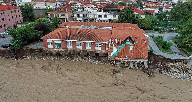 Κακοκαιρία Ιανός - Θεσσαλία: «Βομβαρδισμένο τοπίο» | Τρεις νεκροί, μία αγνοούμενη βιβλικές καταστροφές