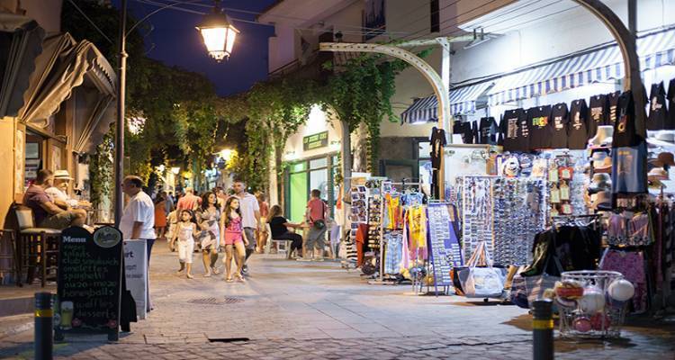 Σε ρυθμούς καλοκαιριού τα καταστήματα στη Μύρινα