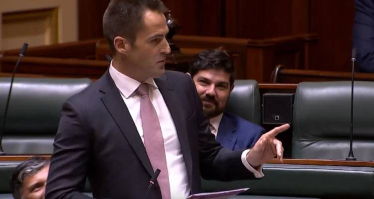 Συνέβη και αυτό: Βουλευτής έκανε πρόταση γάμου από το βήμα της Βουλής [ βίντεο]