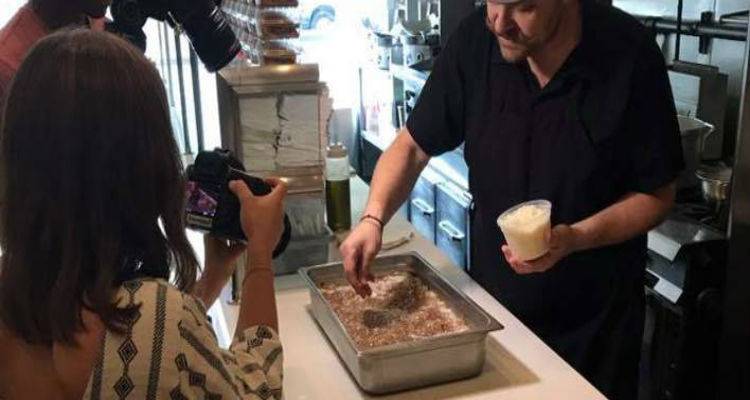&Eta; &Nu;έ&alpha; &Upsilon;ό&rho;&kappa;&eta; &laquo;&upsilon;&pi;&omicron;&kappa;&lambda;ί&nu;&epsilon;&tau;&alpha;&iota;&raquo; &sigma;&tau;&omicron; &pi;&alpha;&sigma;&tau;ί&tau;&sigma;&iota;&omicron; &tau;&eta;&sigmaf; &Epsilon;&lambda;&lambda;&eta;&nu;ί&delta;&alpha;&sigmaf; &mu;ά&nu;&alpha;&sigmaf; [&epsilon;&iota;&kappa;ό&nu;&epsilon;&sigmaf;]