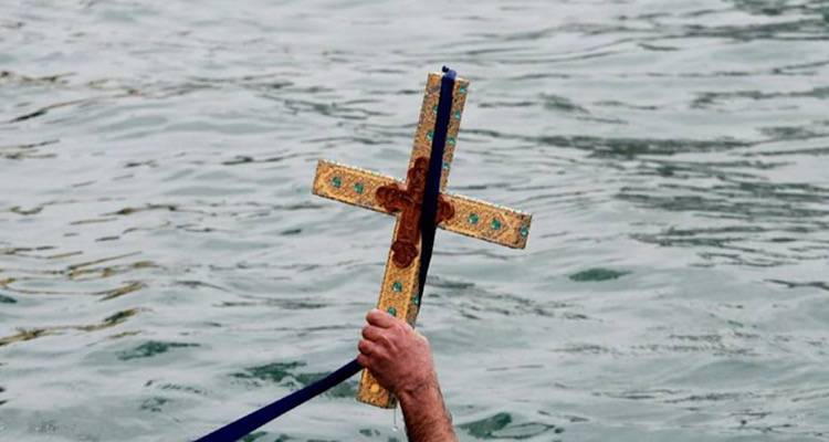 &Theta;&epsilon;&omicron;&phi;ά&nu;&epsilon;&iota;&alpha; &sigma;&tau;&omicron; &Pi;&lambda;&alpha;&tau;ύ: &Alpha;&gamma;&iota;&alpha;&sigma;&mu;ό&sigmaf;, &rho;ί&psi;&eta; &tau;&omicron;&upsilon; &Sigma;&tau;&alpha;&upsilon;&rho;&omicron;ύ &kappa;&alpha;&iota; &tau;&omicron; &pi;&lambda;ή&rho;&epsilon;&sigmaf; &pi;&rho;ό&gamma;&rho;&alpha;&mu;&mu;&alpha; &tau;&omega;&nu; &iota;&epsilon;&rho;ώ&nu; &alpha;&kappa;&omicron;&lambda;&omicron;&upsilon;&theta;&iota;ώ&nu;