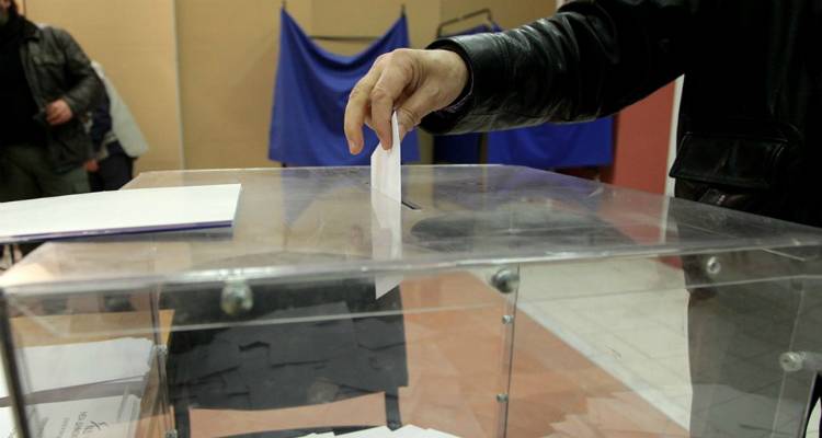 &Delta;&eta;&mu;&omicron;&sigma;&kappa;ό&pi;&eta;&sigma;&eta;: &Pi;&rho;&omicron;&beta;ά&delta;&iota;&sigma;&mu;&alpha; 13 &mu;&omicron;&nu;ά&delta;&omega;&nu; &tau;&eta;&sigmaf; &Nu;&Delta; | &Mu;ό&nu;&omicron; &tau;&omicron; 12% &epsilon;&mu;&pi;&iota;&sigma;&tau;&epsilon;ύ&epsilon;&tau;&alpha;&iota; &tau;&omicron;&nu; &Sigma;&Upsilon;&Rho;&Iota;&Zeta;&Alpha; &gamma;&iota;&alpha; &tau;&alpha; &epsilon;&lambda;&lambda;&eta;&nu;&omicron;&tau;&omicron;&upsilon;&rho;&kappa;&iota;&kappa;ά