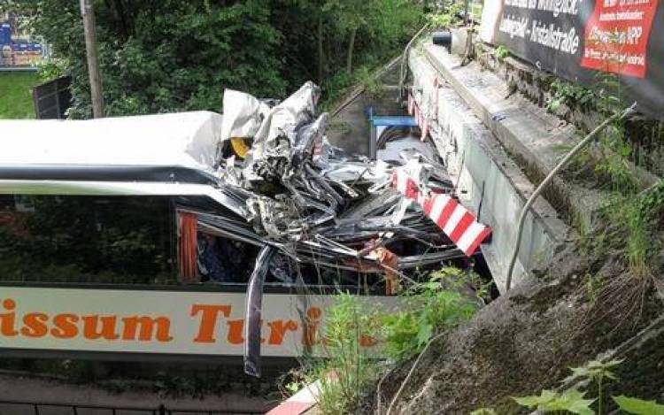 &Gamma;&epsilon;&rho;&mu;&alpha;&nu;ί&alpha;: 40 &mu;&alpha;&theta;&eta;&tau;έ&sigmaf; &tau;&rho;&alpha;&upsilon;&mu;&alpha;&tau;ί&sigma;&tau;&eta;&kappa;&alpha;&nu; &sigma;&epsilon; &pi;&omicron;ύ&lambda;&mu;&alpha;&nu; &pi;&omicron;&upsilon; &chi;&tau;ύ&pi;&eta;&sigma;&epsilon; &sigma;&epsilon; &gamma;έ&phi;&upsilon;&rho;&alpha;