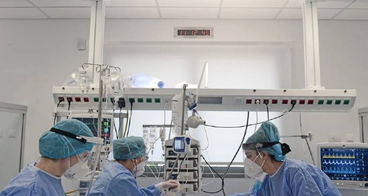 Γιατί πεθαίνουν νέοι άνθρωποι από κορωνοϊό - Τι δείχνουν τα ποσοστά