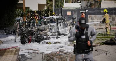 &laquo;&Omicron; &pi;ό&lambda;&epsilon;&mu;&omicron;&sigmaf; &theta;&alpha; &tau;&omicron;&upsilon;&sigmaf; &chi;&tau;&upsilon;&pi;ή&sigma;&epsilon;&iota; ό&lambda;&omicron;&upsilon;&sigmaf;&raquo; &alpha;&pi;&epsilon;&iota;&lambda;&epsilon;ί &tau;&omicron; &Iota;&rho;ά&nu; -&Sigma;&tau;&iota;&sigmaf; &phi;&lambda;ό&gamma;&epsilon;&sigmaf; &eta; &Mu;. &Alpha;&nu;&alpha;&tau;&omicron;&lambda;ή &mu;&epsilon;&tau;ά &tau;&eta;&nu; &epsilon;&xi;ό&nu;&tau;&omega;&sigma;&eta; &Lambda;&alpha;&rho;&iota;&tau;&zeta;&alpha;&nu;ί, ό&lambda;&epsilon;&sigmaf; &omicron;&iota; &epsilon;&xi;&epsilon;&lambda;ί&xi;&epsilon;&iota;&sigmaf;