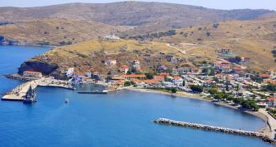 to-ploio-mykonos-sti-grammi-tou-ai-strati-se-ena-taksidi-20-oron-apo-peiraia