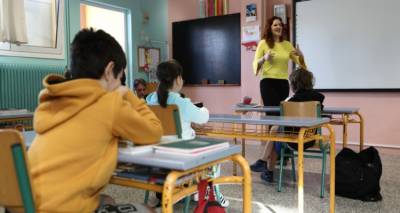 &Sigma;&chi;&omicron;&lambda;&epsilon;ί&alpha;: &Tau;&omicron; &upsilon;&pi;&omicron;&upsilon;&rho;&gamma;&epsilon;ί&omicron; &Pi;&alpha;&iota;&delta;&epsilon;ί&alpha;&sigmaf; &pi;&rho;&omicron;&epsilon;&tau;&omicron;&iota;&mu;ά&zeta;&epsilon;&iota; &tau;&eta;&nu; &epsilon;&pi;&iota;&sigma;&tau;&rho;&omicron;&phi;ή &sigma;&tau;&alpha; &theta;&rho;&alpha;&nu;ί&alpha; &epsilon;&nu; &kappa;&alpha;&iota;&rho;ώ &kappa;&omicron;&rho;&omega;&nu;&omicron;ϊ&omicron;ύ | &Eta; &mu;ά&sigma;&kappa;&alpha; &kappa;&alpha;&iota; &omicron;&iota; &pi;&rho;&omicron;&sigma;&lambda;ή&psi;&epsilon;&iota;&sigmaf;