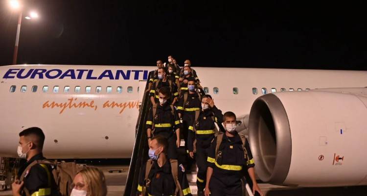 Συμμαχία στις φλόγες: Ελληνες και ξένοι πυροσβέστες μαζί στη μάχη: «Δεν θα αφήσουμε την Ελλάδα μόνη»