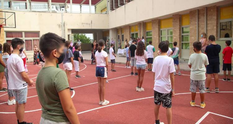 Οι ποινές για τους εκπαιδευτικούς που αρνούνται να προσκομίσουν πιστοποιητικό εμβολιασμού, νόσησης ή τεστ