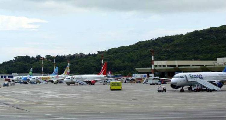 &Mu;ί&alpha; &alpha;&sigma;&upsilon;&nu;ό&delta;&epsilon;&upsilon;&tau;&eta; 9&chi;&rho;&omicron;&nu;&eta;... &xi;&epsilon;&chi;ά&sigma;&tau;&eta;&kappa;&epsilon; &sigma;&tau;&omicron; &alpha;&epsilon;&rho;&omicron;&delta;&rho;ό&mu;&iota;&omicron; &tau;&eta;&sigmaf; &Rho;ό&delta;&omicron;&upsilon;
