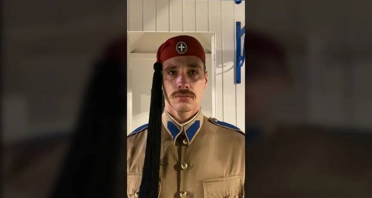 &Epsilon;ύ&zeta;&omega;&nu;&alpha;&sigmaf; &delta;ά&kappa;&rho;&upsilon;&sigma;&epsilon; &sigma;&tau;&eta;&nu; &tau;&epsilon;&lambda;&epsilon;&upsilon;&tau;&alpha;ί&alpha; &tau;&omicron;&upsilon; &upsilon;&pi;&eta;&rho;&epsilon;&sigma;ί&alpha;: &Sigma;&epsilon;&beta;&alpha;&sigma;&mu;ό&sigmaf; &kappa;&alpha;&iota; &upsilon;&pi;&epsilon;&rho;&eta;&phi;ά&nu;&epsilon;&iota;&alpha; -&Beta;&rho;&omicron;&chi;ή &tau;&alpha; &alpha;&pi;&omicron;&theta;&epsilon;&omega;&tau;&iota;&kappa;ά &sigma;&chi;ό&lambda;&iota;&alpha; &sigma;&tau;&alpha; social [&beta;ί&nu;&tau;&epsilon;&omicron;]