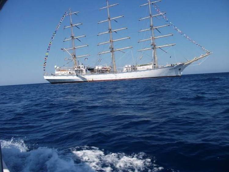 &Alpha;&nu;&alpha;&chi;ώ&rho;&eta;&sigma;&epsilon; &eta; &laquo;&Epsilon;&lambda;&pi;ί&delta;&alpha;&raquo; &alpha;&pi;ό &tau;&eta; &Lambda;ή&mu;&nu;&omicron; (photos)