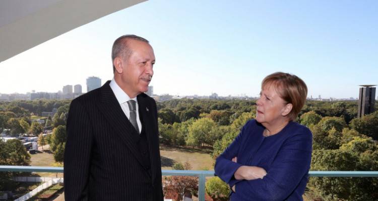 &Epsilon;&lambda;&lambda;&eta;&nu;&omicron;&tau;&omicron;&upsilon;&rho;&kappa;&iota;&kappa;ά: &Sigma;ή&mu;&epsilon;&rho;&alpha; &eta; &tau;&eta;&lambda;&epsilon;&delta;&iota;ά&sigma;&kappa;&epsilon;&psi;&eta; &Epsilon;&rho;&nu;&tau;&omicron;&gamma;ά&nu;-&Mu;έ&rho;&kappa;&epsilon;&lambda;-&Mu;&iota;&sigma;έ&lambda; -&laquo;&Xi;&epsilon;&kappa;&lambda;&epsilon;&iota;&delta;ώ&nu;&omicron;&upsilon;&nu;&raquo; &omicron;&iota; &delta;&iota;&epsilon;&rho;&epsilon;&upsilon;&nu;&eta;&tau;&iota;&kappa;έ&sigmaf; &epsilon;&pi;&alpha;&phi;έ&sigmaf;