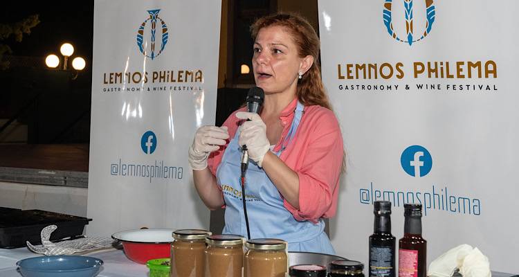 Η Γιάννα Μπαλαφούτη, μαγειρεύει στην κουζίνα της με προϊόντα Λήμνου