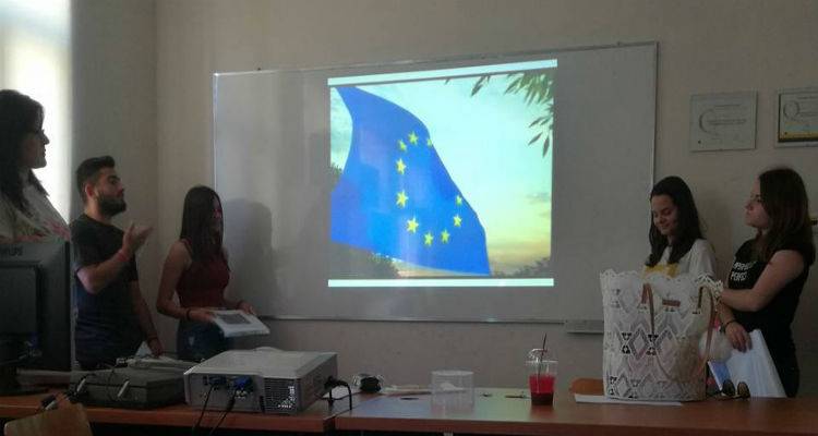 &Tau;&omicron; &Gamma;&Epsilon;&Lambda; &Mu;&omicron;ύ&delta;&rho;&omicron;&upsilon; &tau;ί&mu;&eta;&sigma;&epsilon; &tau;&eta;&nu; &eta;&mu;έ&rho;&alpha; &tau;&eta;&sigmaf; &Epsilon;&upsilon;&rho;ώ&pi;&eta;&sigmaf; (photos)