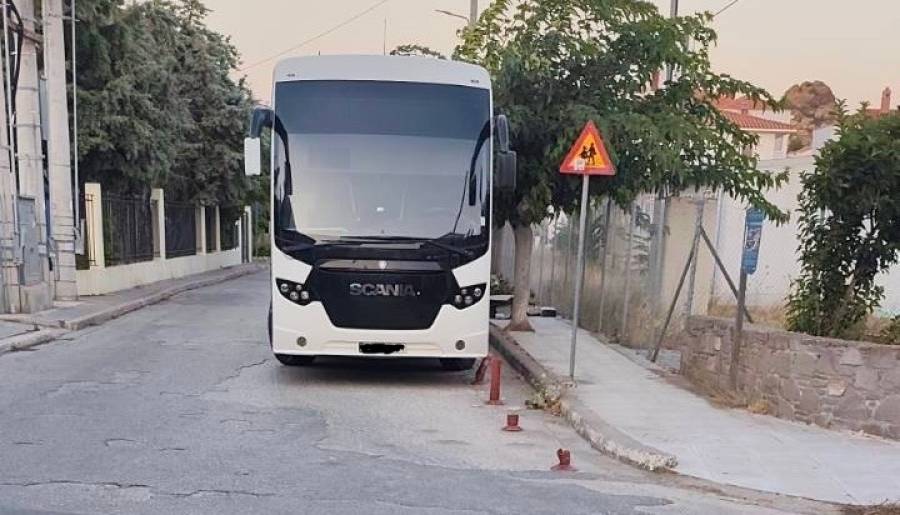 &Mu;ύ&rho;&iota;&nu;&alpha;: &Pi;&alpha;&rho;&kappa;&alpha;&rho;&iota;&sigma;&mu;έ&nu;&omicron; &lambda;&epsilon;&omega;&phi;&omicron;&rho;&epsilon;ί&omicron; &laquo;&kappa;&lambda;&epsilon;ί&nu;&epsilon;&iota;&raquo; &tau;&eta;&nu; &omicron;&rho;&alpha;&tau;ό&tau;&eta;&tau;&alpha; | &Pi;&alpha;&rho;&alpha;&lambda;ί&gamma;&omicron; &sigma;ύ&gamma;&kappa;&rho;&omicron;&upsilon;&sigma;&eta; &chi;&theta;&epsilon;&sigmaf; &tau;&omicron; &beta;&rho;ά&delta;&upsilon; &sigma;&tau;&eta; &Lambda;. &Delta;&eta;&mu;&omicron;&kappa;&rho;&alpha;&tau;ί&alpha;&sigmaf;